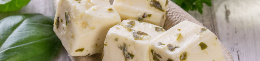 Conservar quesos en AOVE: Una tradición milenaria que realza el sabor