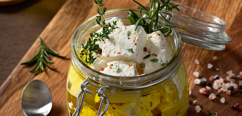 Conservar quesos en AOVE: Una tradición milenaria que realza el sabor